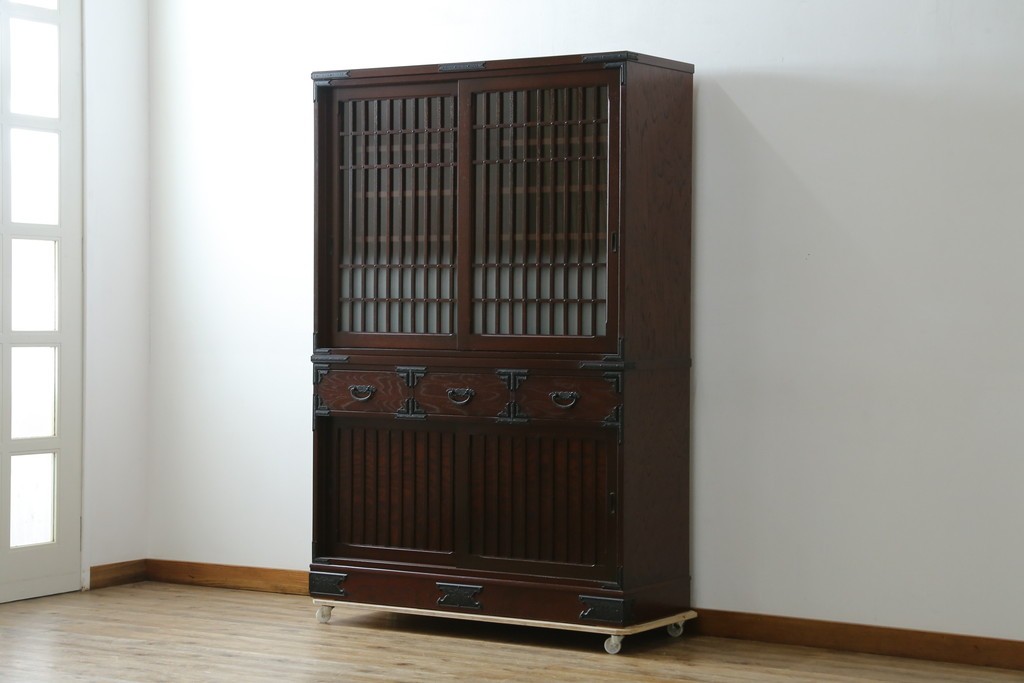 中古　美品　国産　シックな佇まいが魅力的なアンティーク調の水屋箪笥　(R-078581)