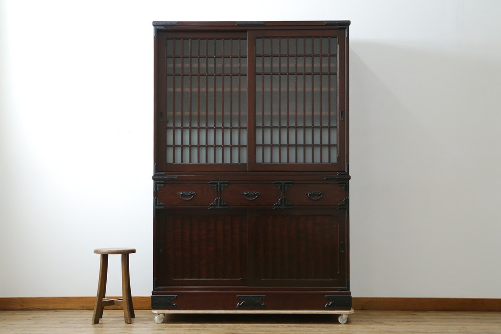 中古　美品　国産　シックな佇まいが魅力的なアンティーク調の水屋箪笥　(R-078581)