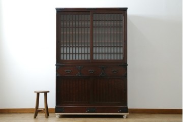 中古　美品　国産　シックな佇まいが魅力的なアンティーク調の水屋箪笥　(R-078581)