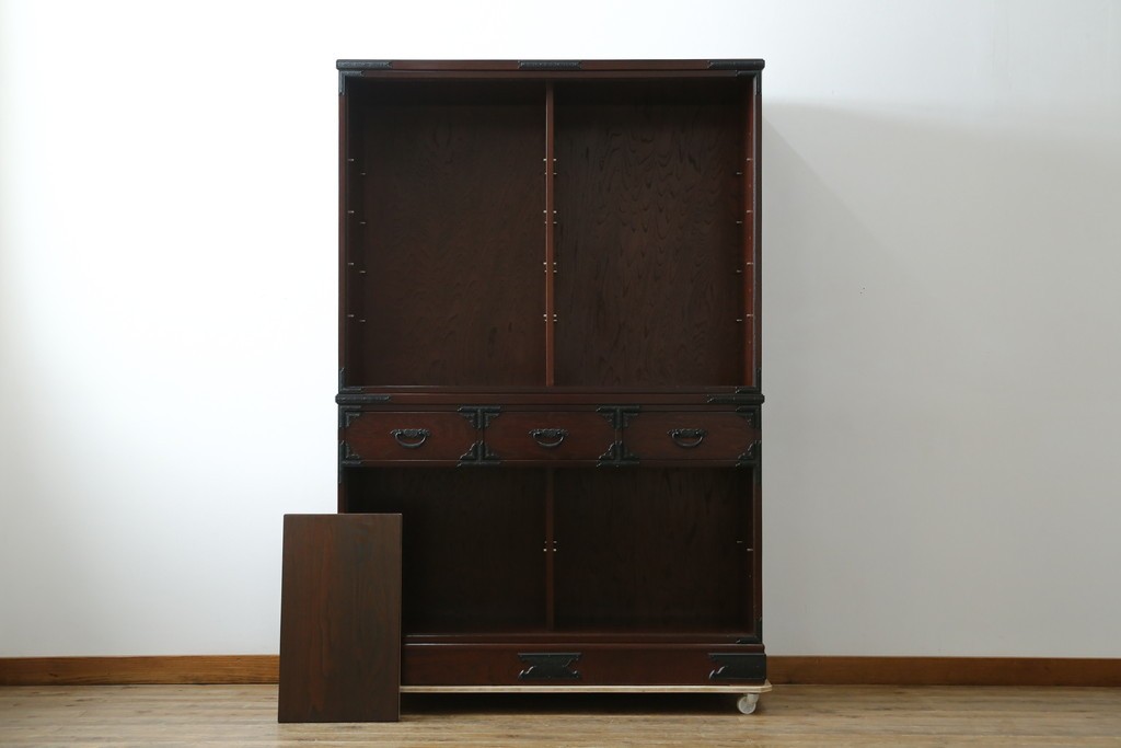 中古　美品　国産　シックな佇まいが魅力的なアンティーク調の水屋箪笥　(R-078581)