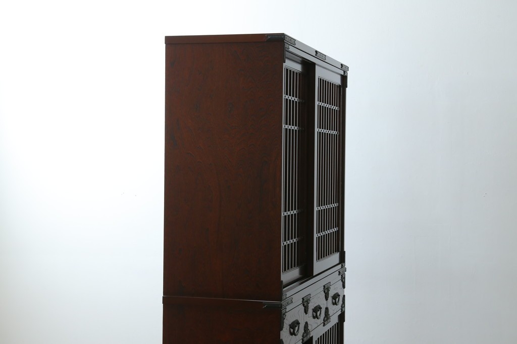 中古　美品　国産　シックな佇まいが魅力的なアンティーク調の水屋箪笥　(R-078581)