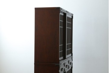 中古　美品　国産　シックな佇まいが魅力的なアンティーク調の水屋箪笥　(R-078581)