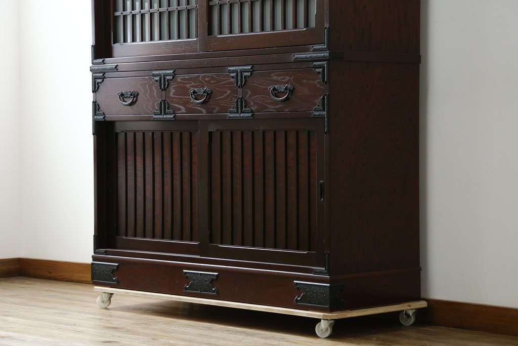 中古　美品　国産　シックな佇まいが魅力的なアンティーク調の水屋箪笥　(R-078581)