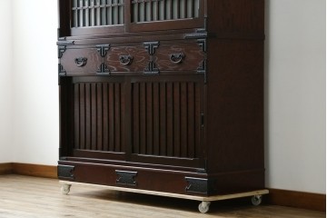 中古　美品　国産　シックな佇まいが魅力的なアンティーク調の水屋箪笥　(R-078581)