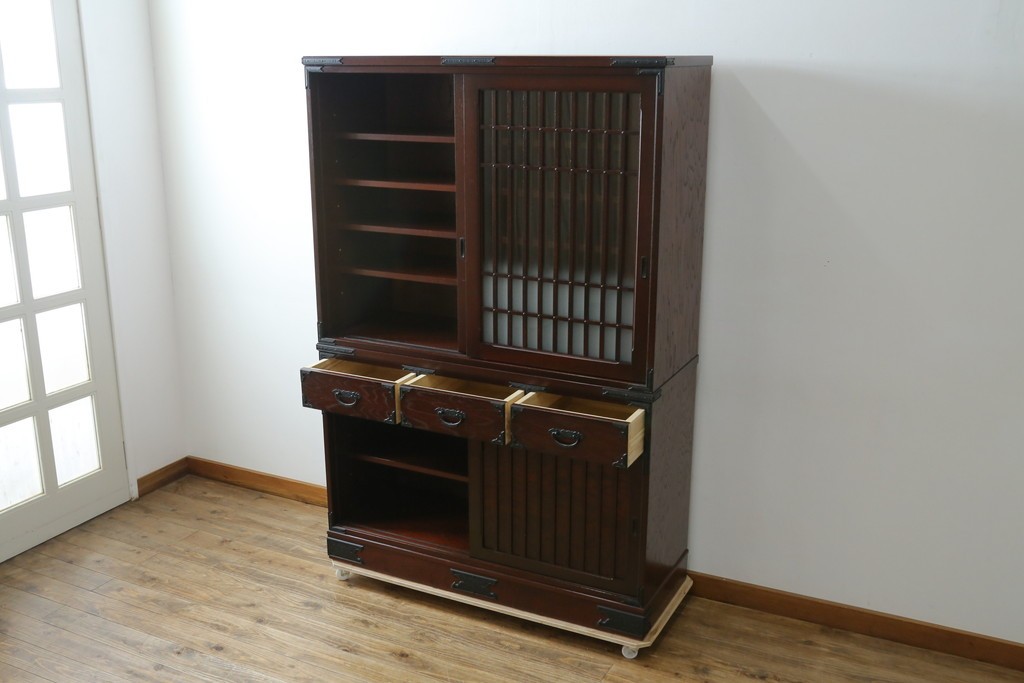 中古　美品　国産　シックな佇まいが魅力的なアンティーク調の水屋箪笥　(R-078581)