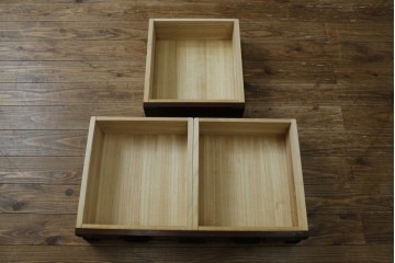 中古　美品　国産　シックな佇まいが魅力的なアンティーク調の水屋箪笥　(R-078581)