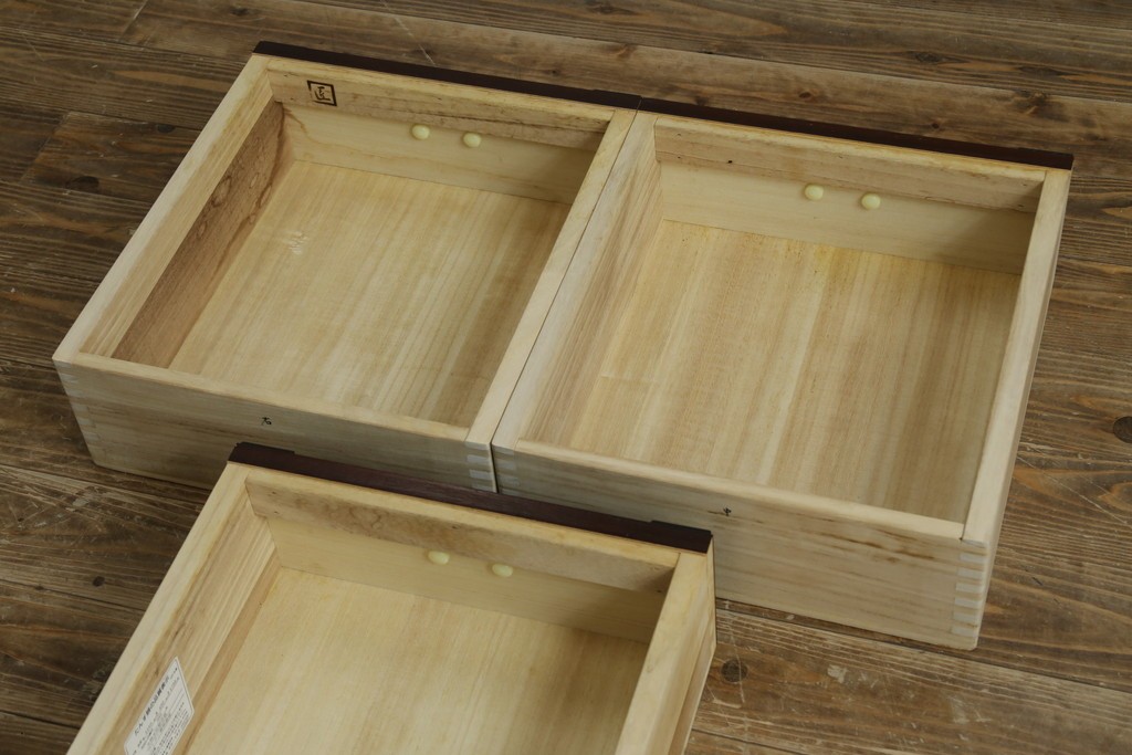 中古　美品　国産　シックな佇まいが魅力的なアンティーク調の水屋箪笥　(R-078581)