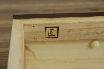 中古　美品　国産　シックな佇まいが魅力的なアンティーク調の水屋箪笥　(R-078581)