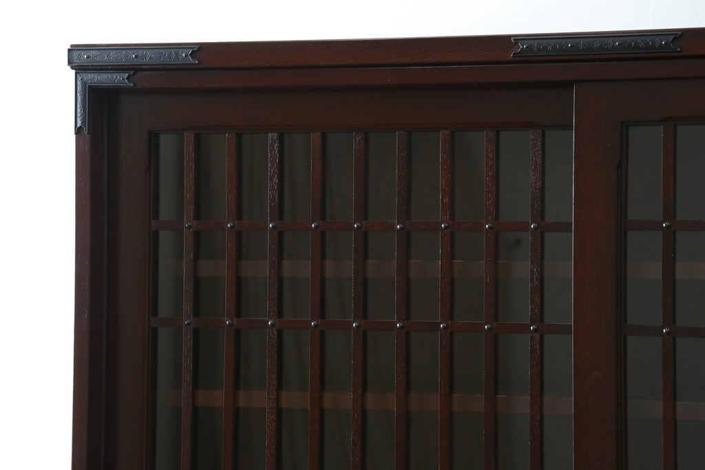 中古　美品　国産　シックな佇まいが魅力的なアンティーク調の水屋箪笥　(R-078581)