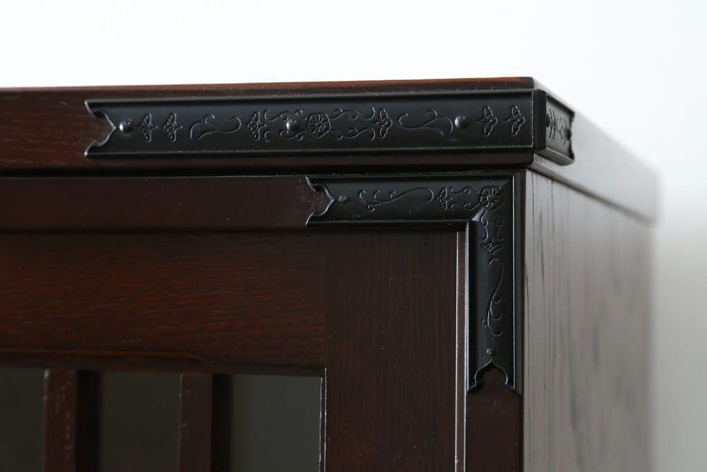 中古　美品　国産　シックな佇まいが魅力的なアンティーク調の水屋箪笥　(R-078581)