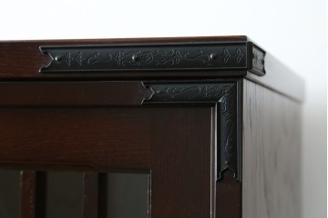 中古　美品　国産　シックな佇まいが魅力的なアンティーク調の水屋箪笥　(R-078581)