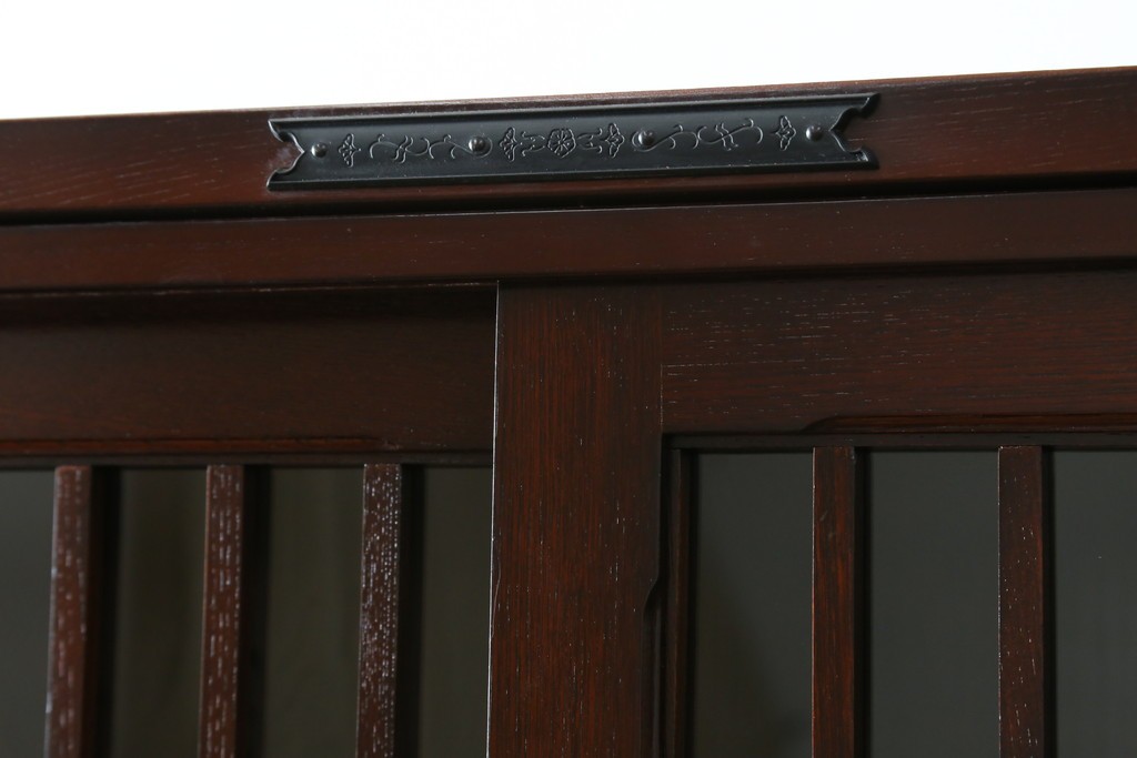 中古　美品　国産　シックな佇まいが魅力的なアンティーク調の水屋箪笥　(R-078581)