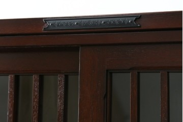 中古　美品　国産　シックな佇まいが魅力的なアンティーク調の水屋箪笥　(R-078581)