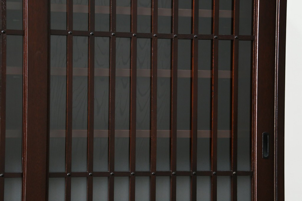 中古　美品　国産　シックな佇まいが魅力的なアンティーク調の水屋箪笥　(R-078581)