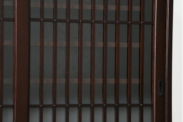 中古　美品　国産　シックな佇まいが魅力的なアンティーク調の水屋箪笥　(R-078581)