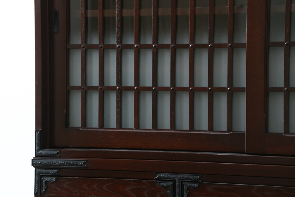 中古　美品　国産　シックな佇まいが魅力的なアンティーク調の水屋箪笥　(R-078581)