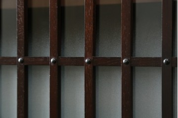 中古　美品　国産　シックな佇まいが魅力的なアンティーク調の水屋箪笥　(R-078581)