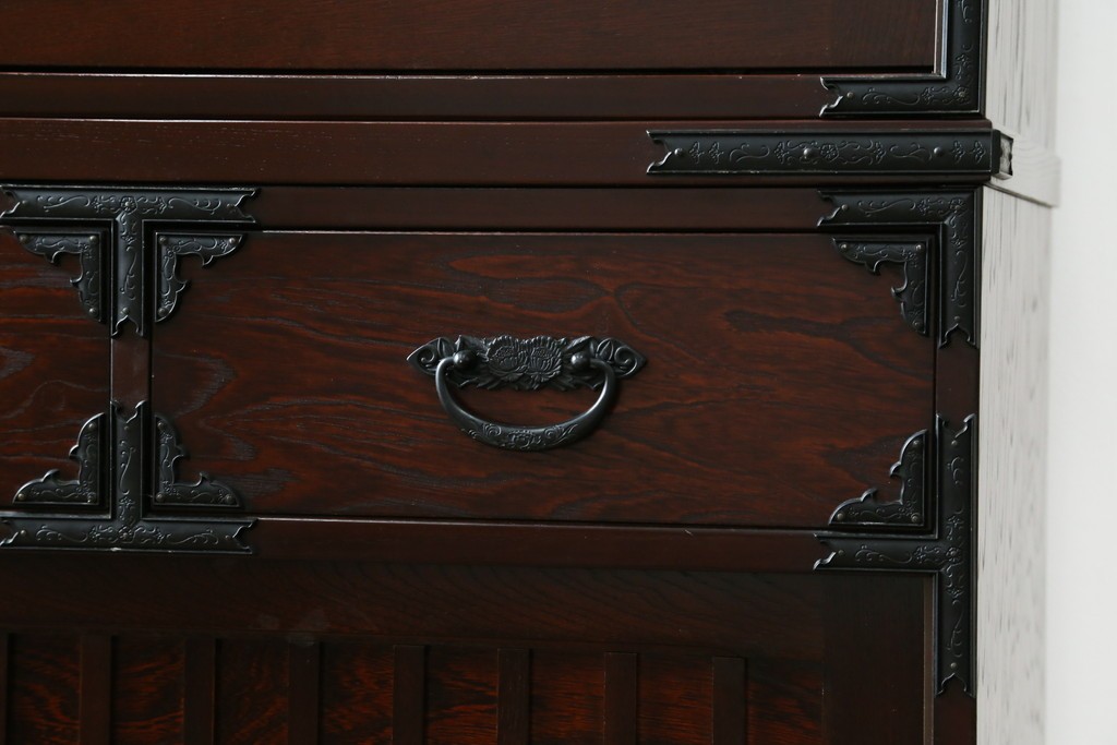 中古　美品　国産　シックな佇まいが魅力的なアンティーク調の水屋箪笥　(R-078581)