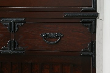 中古　美品　国産　シックな佇まいが魅力的なアンティーク調の水屋箪笥　(R-078581)