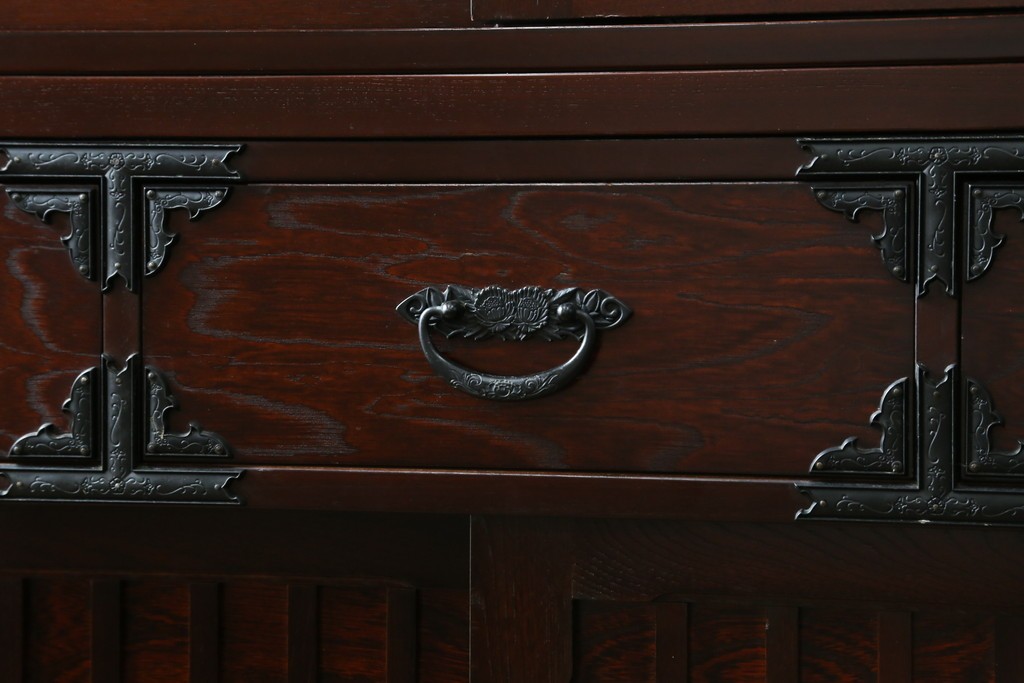 中古　美品　国産　シックな佇まいが魅力的なアンティーク調の水屋箪笥　(R-078581)