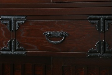 中古　美品　国産　シックな佇まいが魅力的なアンティーク調の水屋箪笥　(R-078581)