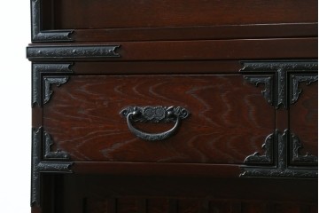 中古　美品　国産　シックな佇まいが魅力的なアンティーク調の水屋箪笥　(R-078581)