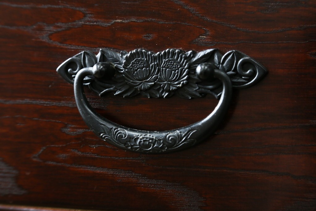 中古　美品　国産　シックな佇まいが魅力的なアンティーク調の水屋箪笥　(R-078581)