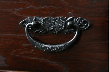 中古　美品　国産　シックな佇まいが魅力的なアンティーク調の水屋箪笥　(R-078581)