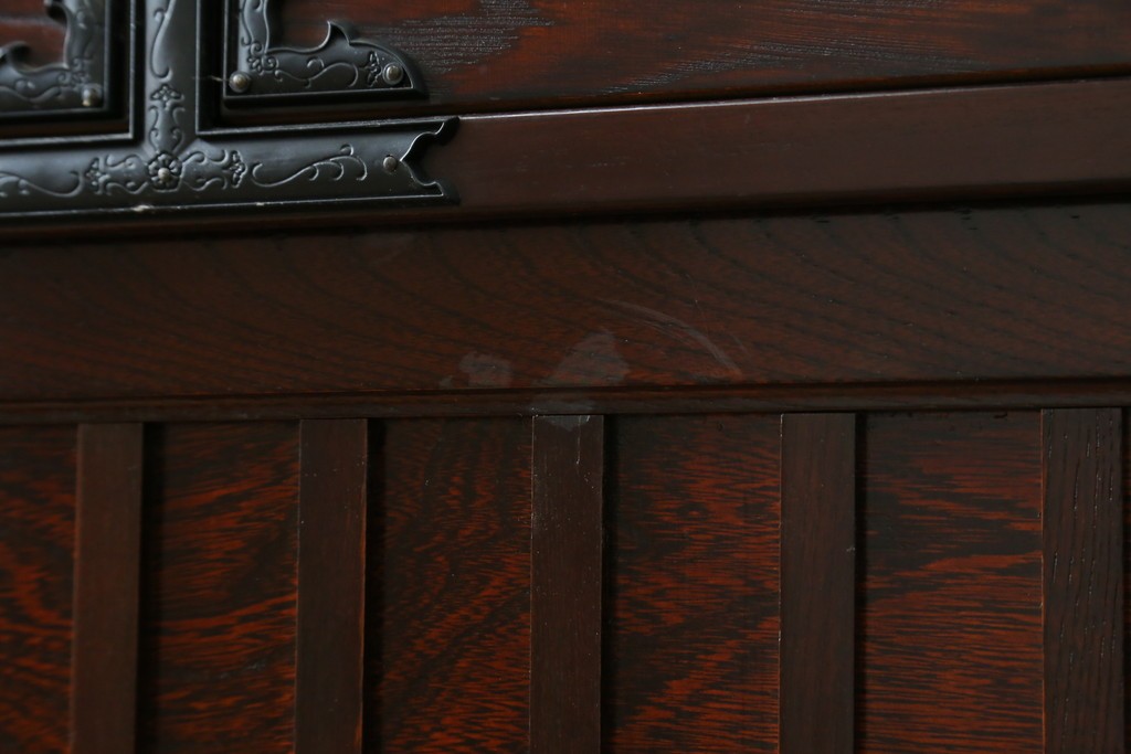 中古　美品　国産　シックな佇まいが魅力的なアンティーク調の水屋箪笥　(R-078581)