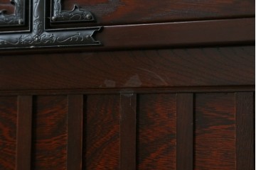 中古　美品　国産　シックな佇まいが魅力的なアンティーク調の水屋箪笥　(R-078581)