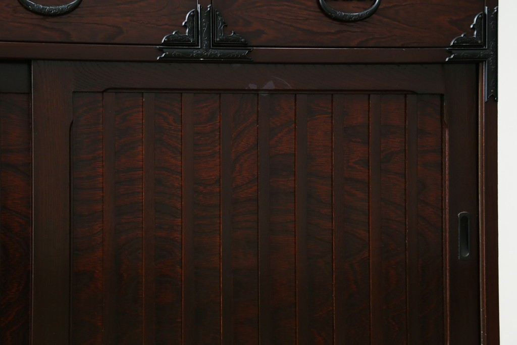 中古　美品　国産　シックな佇まいが魅力的なアンティーク調の水屋箪笥　(R-078581)