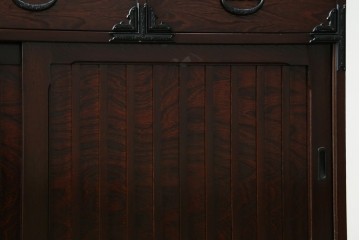 中古　美品　国産　シックな佇まいが魅力的なアンティーク調の水屋箪笥　(R-078581)