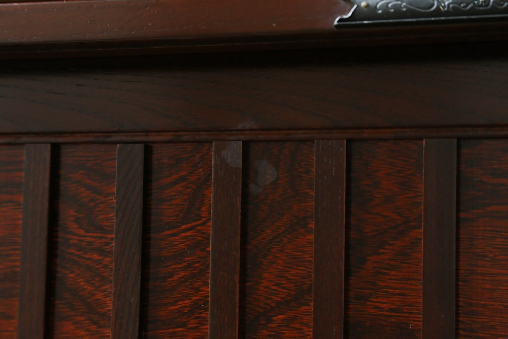 中古　美品　国産　シックな佇まいが魅力的なアンティーク調の水屋箪笥　(R-078581)