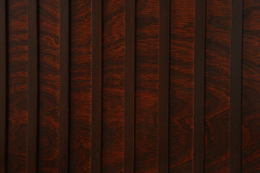 中古　美品　国産　シックな佇まいが魅力的なアンティーク調の水屋箪笥　(R-078581)