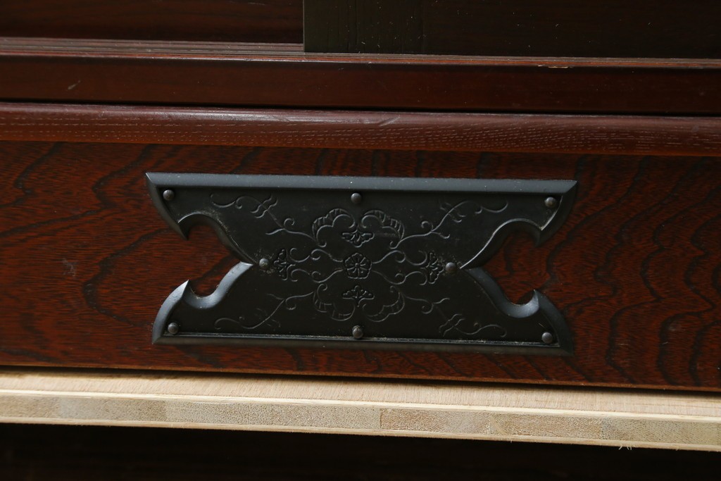 中古　美品　国産　シックな佇まいが魅力的なアンティーク調の水屋箪笥　(R-078581)