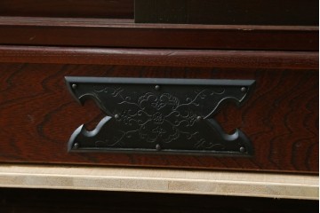 中古　美品　国産　シックな佇まいが魅力的なアンティーク調の水屋箪笥　(R-078581)