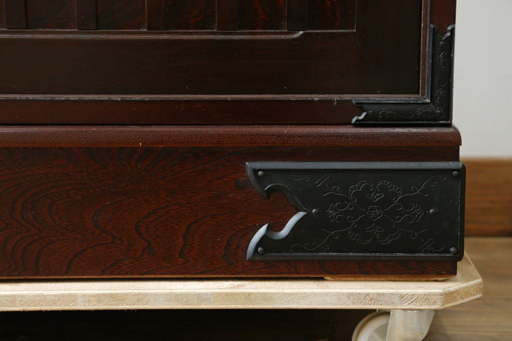 中古　美品　国産　シックな佇まいが魅力的なアンティーク調の水屋箪笥　(R-078581)