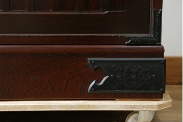 中古　美品　国産　シックな佇まいが魅力的なアンティーク調の水屋箪笥　(R-078581)