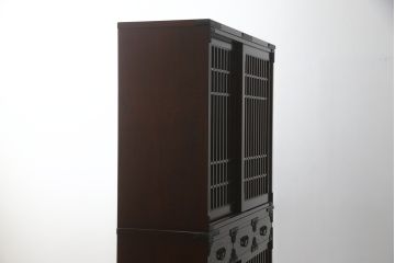中古　美品　国産　シックな佇まいが魅力的なアンティーク調の水屋箪笥(食器棚、キャビネット、茶箪笥、収納棚、戸棚)(R-078581)