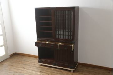 中古　美品　国産　シックな佇まいが魅力的なアンティーク調の水屋箪笥(食器棚、キャビネット、茶箪笥、収納棚、戸棚)(R-078581)
