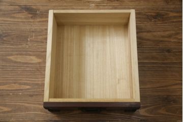 中古　美品　国産　シックな佇まいが魅力的なアンティーク調の水屋箪笥(食器棚、キャビネット、茶箪笥、収納棚、戸棚)(R-078581)