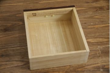 中古　美品　国産　シックな佇まいが魅力的なアンティーク調の水屋箪笥(食器棚、キャビネット、茶箪笥、収納棚、戸棚)(R-078581)