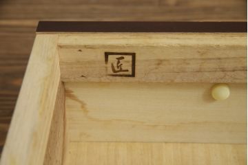 中古　美品　国産　シックな佇まいが魅力的なアンティーク調の水屋箪笥(食器棚、キャビネット、茶箪笥、収納棚、戸棚)(R-078581)
