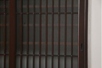 中古　美品　国産　シックな佇まいが魅力的なアンティーク調の水屋箪笥(食器棚、キャビネット、茶箪笥、収納棚、戸棚)(R-078581)