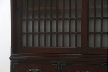 中古　美品　国産　シックな佇まいが魅力的なアンティーク調の水屋箪笥(食器棚、キャビネット、茶箪笥、収納棚、戸棚)(R-078581)