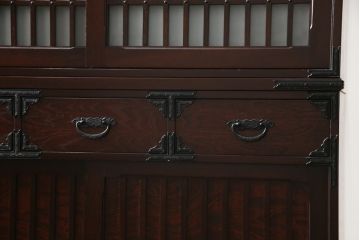 中古　美品　国産　シックな佇まいが魅力的なアンティーク調の水屋箪笥(食器棚、キャビネット、茶箪笥、収納棚、戸棚)(R-078581)