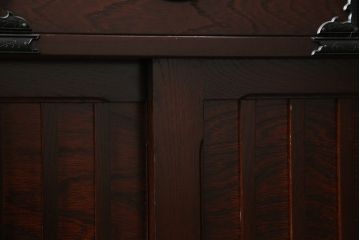 中古　美品　国産　シックな佇まいが魅力的なアンティーク調の水屋箪笥(食器棚、キャビネット、茶箪笥、収納棚、戸棚)(R-078581)