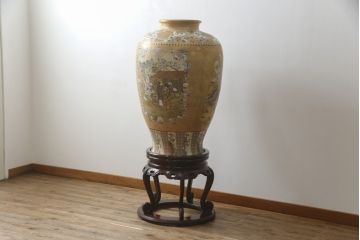 薩摩焼　大京都日文林本寶山　高さ98cm　龍・獅子・鶴・美人画・鳳凰・花鳥図　緻密で絢爛豪華な金襴手特大花瓶・花台セット(花器、花入、花生、飾壷、壺、飾り台、金彩)(R-078582)