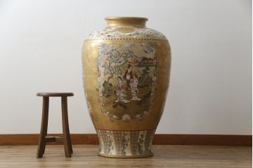 薩摩焼　大京都日文林本寶山　高さ98cm　龍・獅子・鶴・美人画・鳳凰・花鳥図　緻密で絢爛豪華な金襴手特大花瓶・花台セット(花器、花入、花生、飾壷、壺、飾り台、金彩)(R-078582)