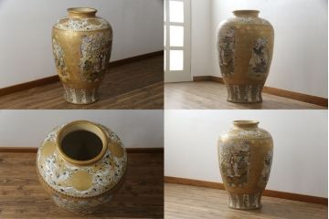 薩摩焼　大京都日文林本寶山　高さ98cm　龍・獅子・鶴・美人画・鳳凰・花鳥図　緻密で絢爛豪華な金襴手特大花瓶・花台セット(花器、花入、花生、飾壷、壺、飾り台、金彩)(R-078582)